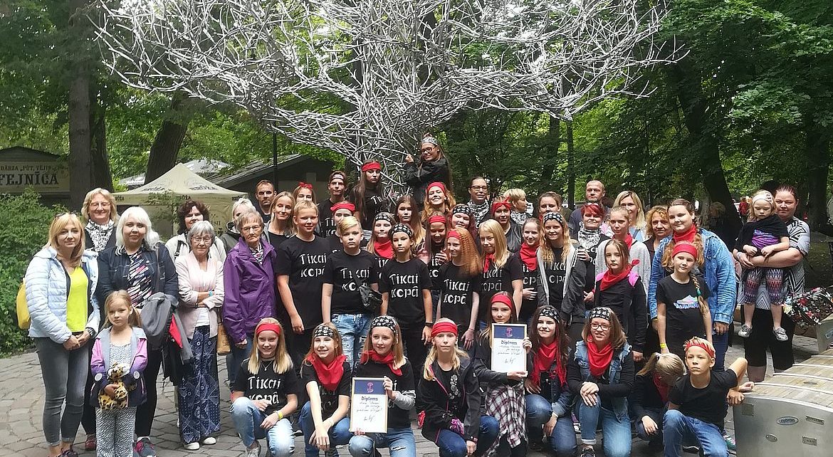Rīgas Kristīgās vidusskolas kora dalībnieki un vecāki pēc LĪVIfest2018